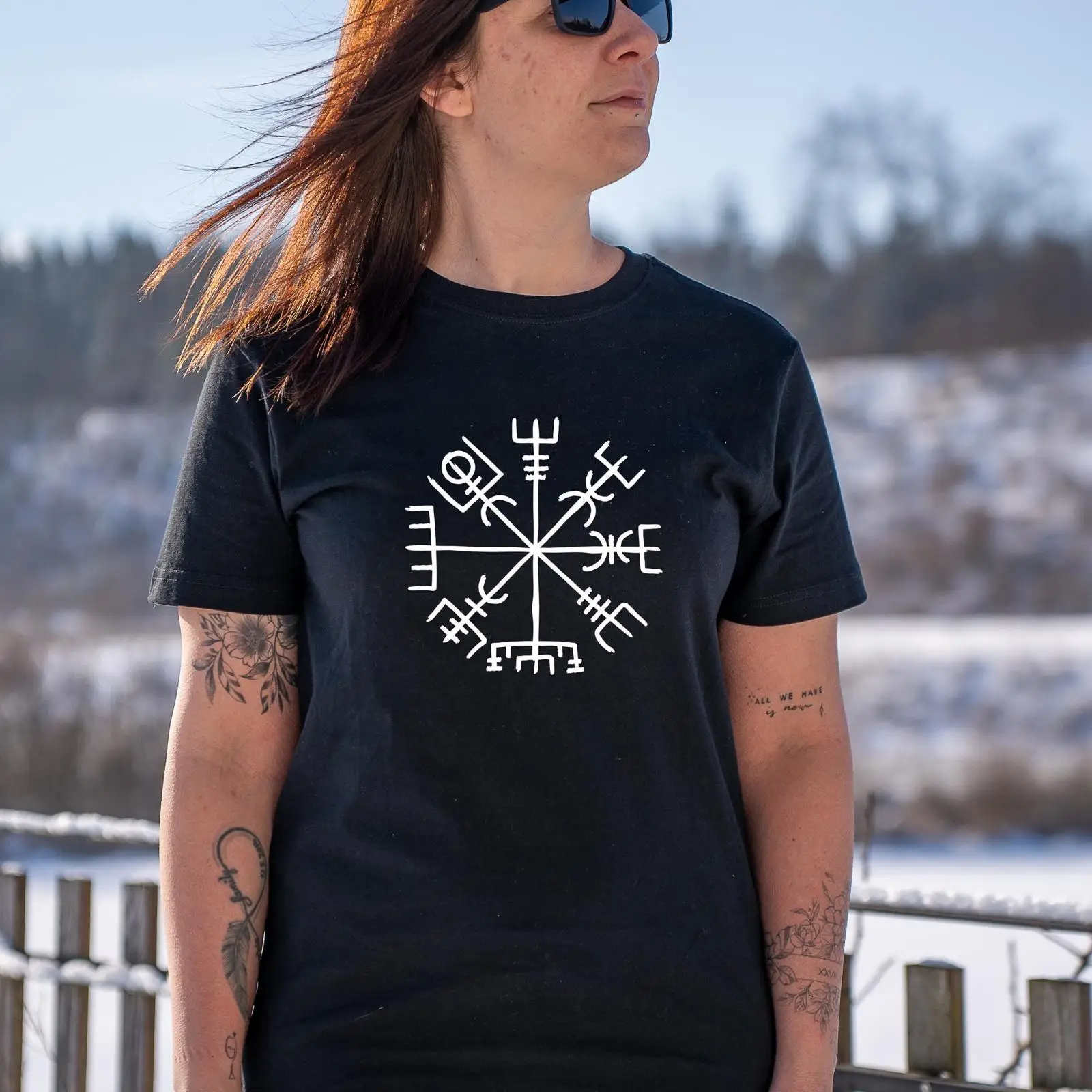 Vintage Fashion Faire - تي شيرت Vegvísir Nordic Rune Compass