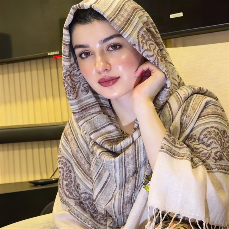 حجاب نسائي عصري بنقشة بيزلي عت - مراجعة Vintage Outdoor Fashion وسعره