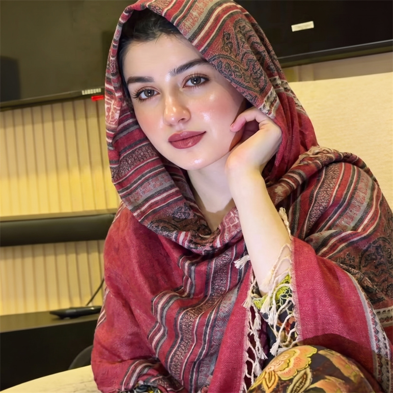 حجاب نسائي عصري بنقشة بيزلي عت - مراجعة Vintage Outdoor Fashion وسعره